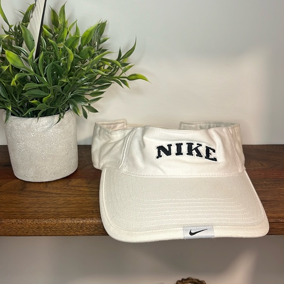Adults Nike Golf visor - Picture 1 of 4